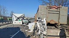 Dodávka narazila do nákladního auta odstaveného pro poruchu na krajnici dálnice...