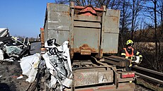 Do nákladního auta odstaveného pro poruchu na krajnici narazila na D35 z...