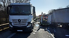 Do nákladního auta odstaveného pro poruchu na krajnici narazila na D35 z...