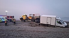 P�i nehod� na �umpersku zem�el �idi�, do jeho� odstaveného auta narazila...