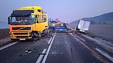 P�i nehod� na �umpersku zem�el �idi�, do jeho� odstaveného auta narazila...