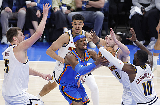 Shai Gilgeous-Alexander z Oklahoma City mezi hrá�i Denveru.