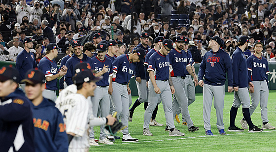 �e�tí baseballisté po utkání s Japonskem.