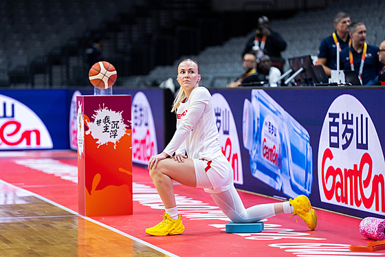 Petra Hole�ínská se rozcvi�uje p�ed zápasem s Ji�ním Súdánem v kvalifikaci o MS.
