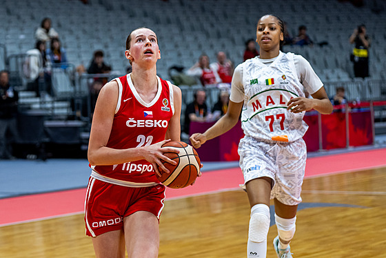 Emma �echová b�hem utkání s Mali v kvalifikaci o MS.