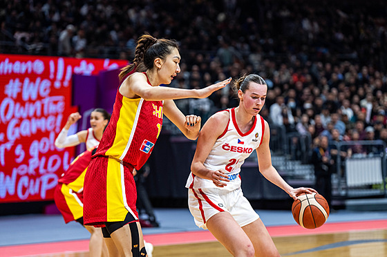 Emma �echová dribluje kolem bránící Chan Sü z �íny.