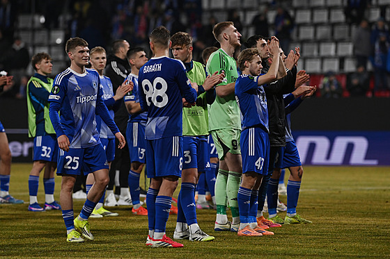 Olomou�tí fotbalisté d�kují fanou�k�m po úvodním osmifinále Konferen�ní ligy...