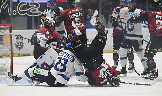 Spar�anský úto�ník �epík v doslova krkolomné pozici po souboji s kladenským...