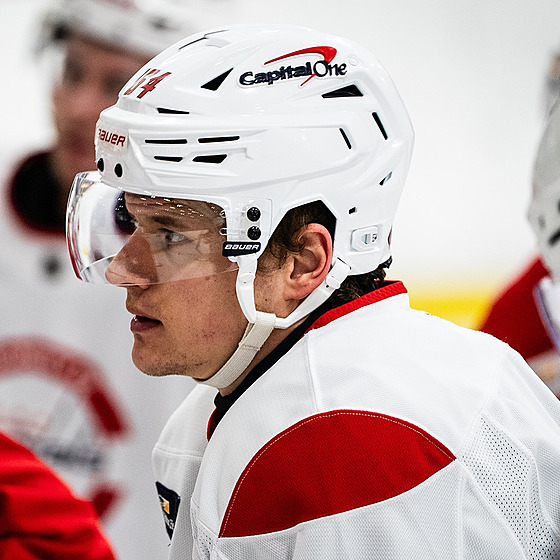 David Kämpf poslouchá pokyny na tréninku Capitals.