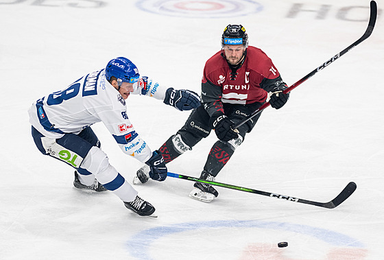 Spar�anský úto�ník Filip Chlapík prohazuje kotou� kolem kladenského forvarda...