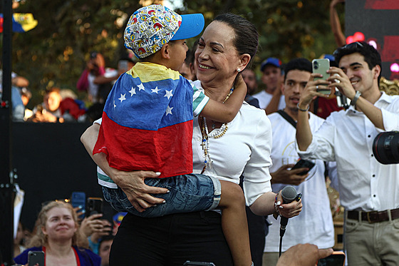 Venezuelská opozi�ní v�dkyn� Maria Corina Machado se setkala se svými p�íznivci...