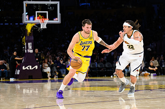 Luka Don�i� z Lakers se vyhýbá obran� Aarona Gordona z Denveru.