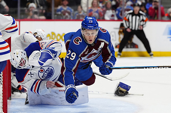 Nathan MacKinnon srá�í Connora Ingrama v brankovi�ti Edmontonu.