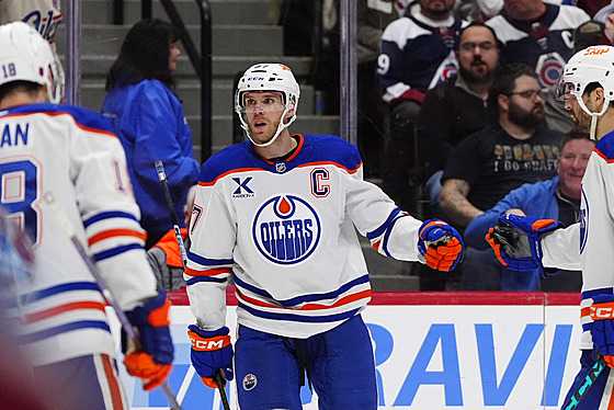 Connor McDavid se raduje z gólu v utkání s Coloradem.