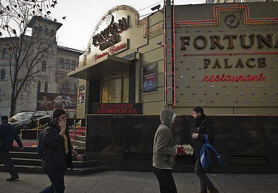 Vchod do kasina v centru Bukure�ti. Rumunská vláda chce omezit gambling,...
