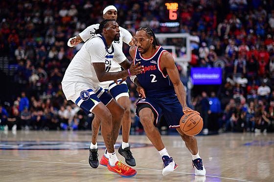 Kawhi Leonard (vpravo) z LA Clippers se dere kolem soupe�e v zápase proti...