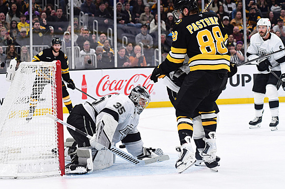 David Pastr�ák p�ed branká�em Darcym Kuemperem.