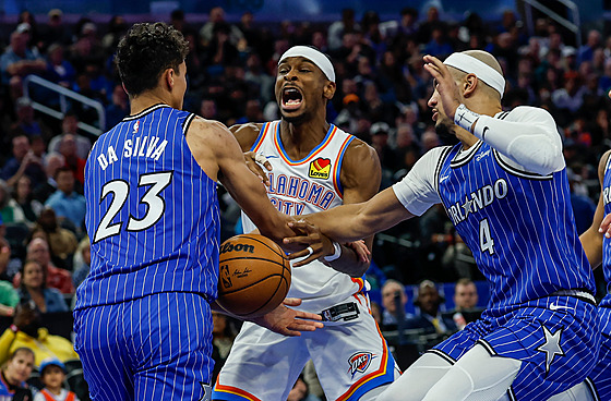 Shai Gilgeous-Alexander pod tlakem dvou protihrá�� z Orlanda.