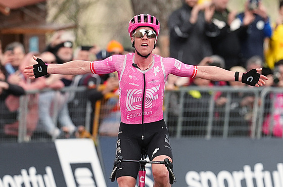 Michael Valgren slaví triumf v páté etap� Tirrena-Adriatica.