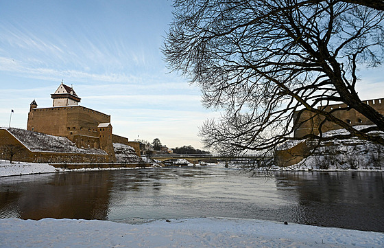 Na snímku jsou zachyceny estonský hrad Narva (vlevo) a ruská pevnost Ivangorod....