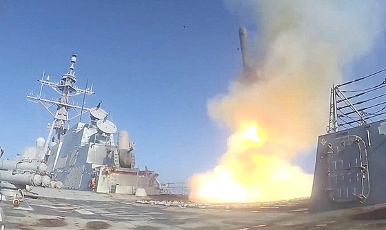 Torpédoborec USS Frank E. Petersen Jr. odpaluje st�elu Tomahawk b�hem operace...