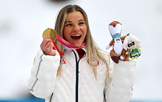 Oksana Mastersová slaví zlatou medaili na paralympijských hrách.