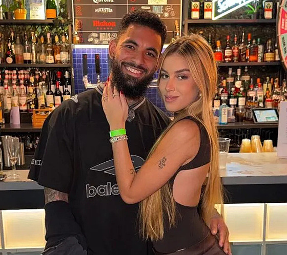 Brazilský zálo�ník Douglas Luiz nov� tvo�í pár s modelkou Dudou Gasparovou....