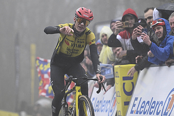 Jonas Vingegaard si ve �tvrté etap� závodu Pa�í�-Nice dojel pro vít�zství.