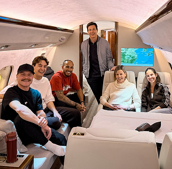 Z Velké ceny �íny se bývalí i sou�asní jezdci Mercedesu vraceli do Evropy...