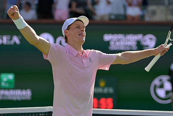 Jannik Sinner se raduje po výh�e ve finále v Indian Wells.