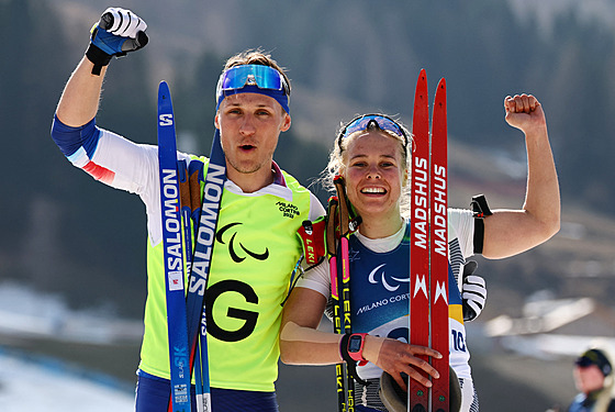Carina Edlingerová a její trasér Alexandr Patava oslavují paralympijské zlato.