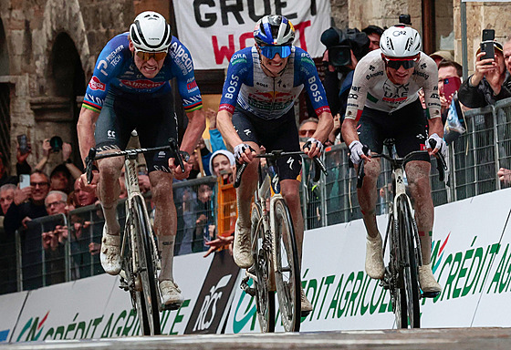 Mathieu van der Poel (vlevo) ve sprintu získal triumf ve druhé etap� na...