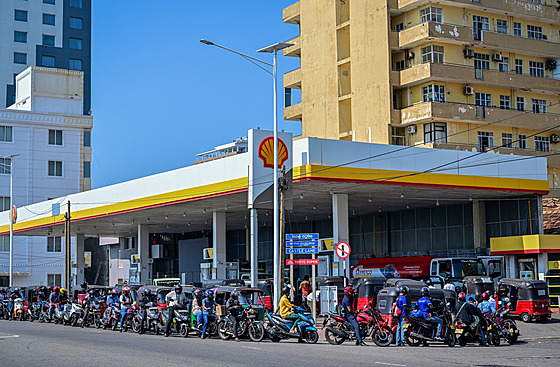 Srí Lanka oznámila krat�í pracovní týden, aby �et�ila své vzácné zásoby paliva,...