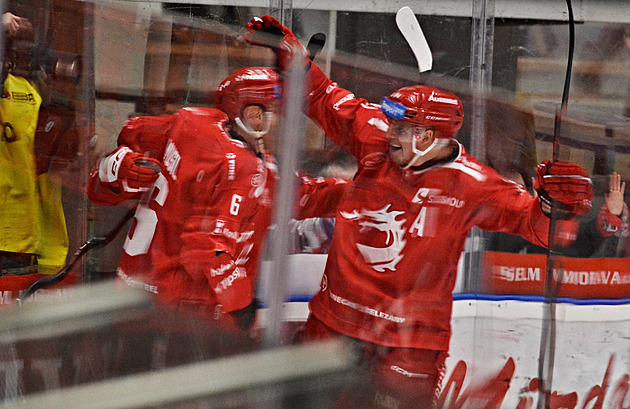 ONLINE: Třinec vede, o postup hrají i Vary. Ujmou se Sparta a Kometa vedení v sérii?