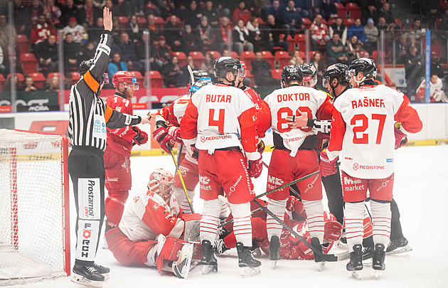 Třinec a Vary jsou ve čtvrtfinále extraligy. Kladno zdolalo Spartu, slaví i Kometa