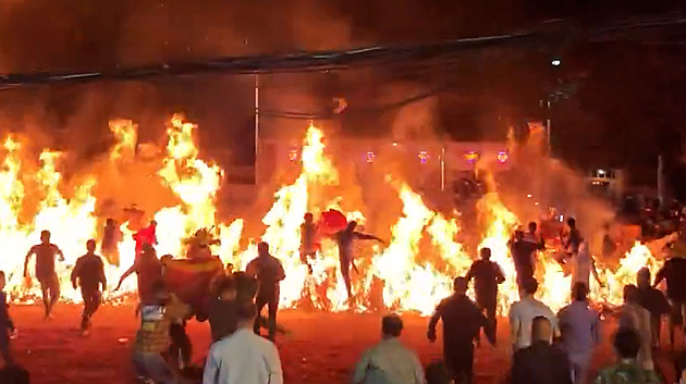 Hurá do žhavého pekla. Starodávný rituál pro štěstí a úspěch není pro slabé povahy