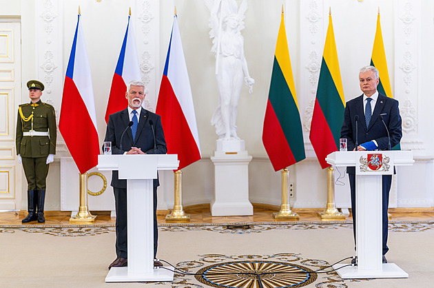 Pavel v Litvě opět kritizoval vládu za nízké výdaje na obranu. Probere to s Babišem