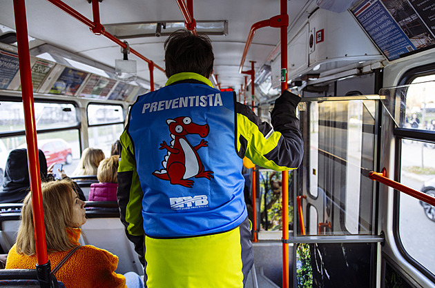 Sundejte si batoh. A nejezte. Cestující v brněnském MHD vychovávají preventisté