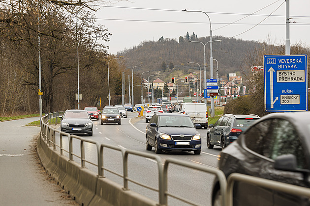 Důležitá tepna zůstala i po velké opravě nebezpečně úzká, o rozšíření žádají marně Důležitá tepna zůstala i po velké opravě nebezpečně úzká, o rozšíření žádají marně