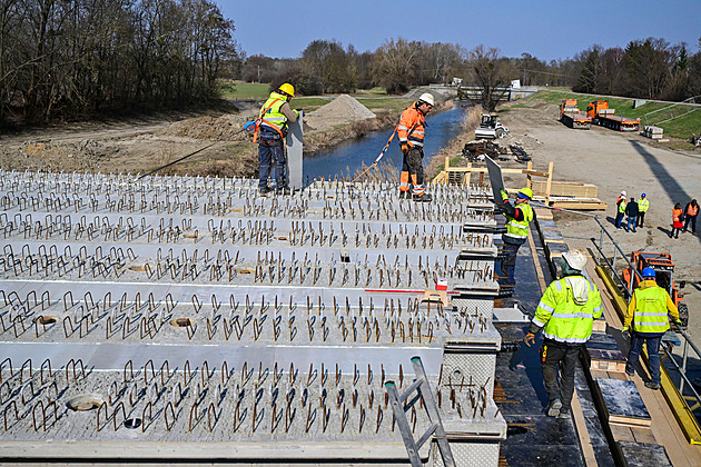 Na novém mostě v Břeclavi osazují nosníky. Pro vlaštovky vzniknou umělá hnízda