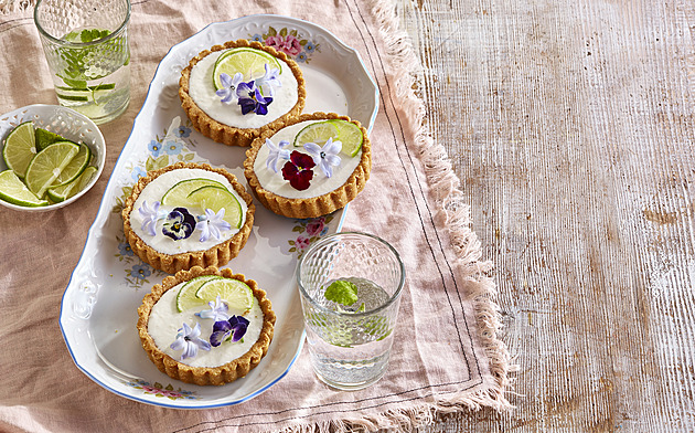 Nepečené kokosové tartaletky s limetkovým krémem: Svěží fit dezert bez pečení