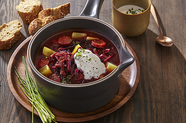 Pikantní zelňačka s červeným zelím: Recept na poctivou a sytou polévku