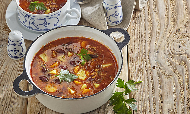 Gulášová polévka s mletým masem a fazolemi: Hustý pokrm, který vás i zahřeje