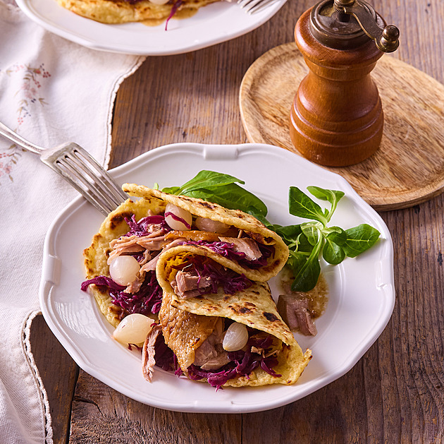 Bramborové lokše se zelím a trhaným husím masem: Poctivý recept pro milovníky tradice