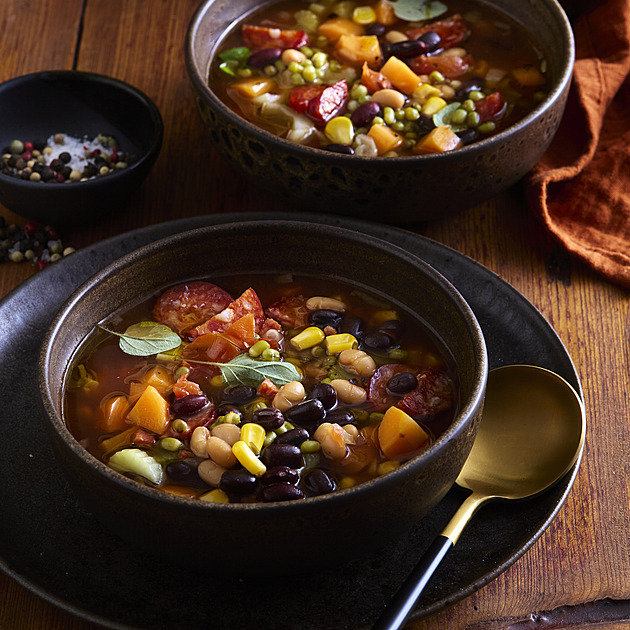 Fazolová polévka se slaninou a klobásou: Hustý recept z jednoho hrnce