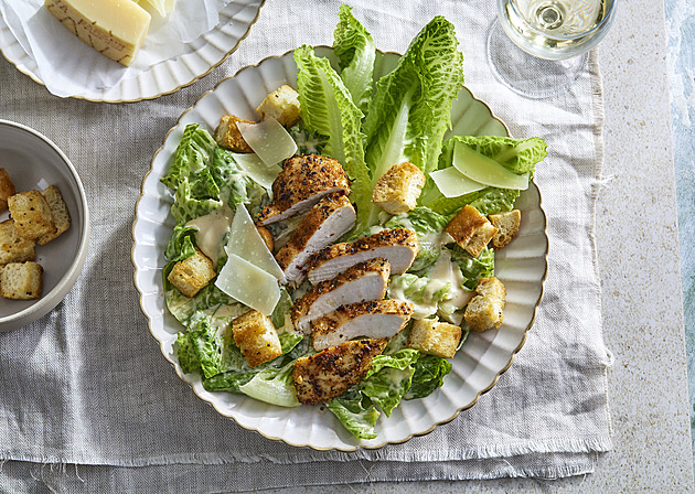 Caesar salát s kuřecím steakem a domácím dresinkem: Recept jako z restaurace