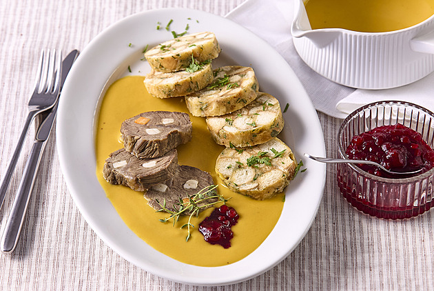 Svíčková omáčka s knedlíkem: Poctivý recept s jablkem a trikem pro dokonalé špikování