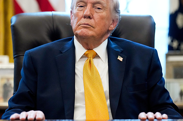 Vedení Íránu je zničené, vojáci dezertují, tvrdí Trump. Jednotky vyslat neplánuje