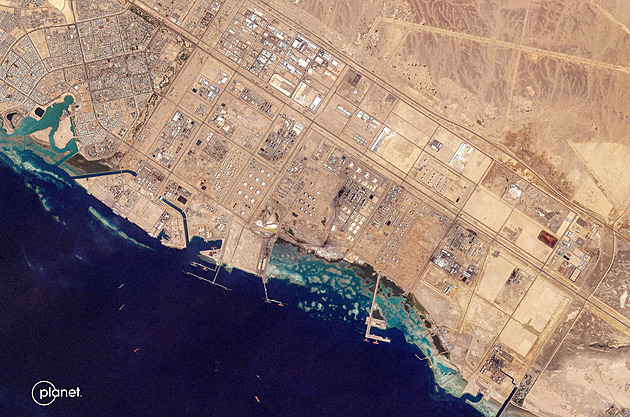 Írán zasáhl jediné zařízení pro export ropy ze Zálivu, přerušilo provoz