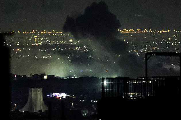 Abyste sám nebyl eliminován. Írán pohrozil Trumpovi likvidací, ten připustil jednání